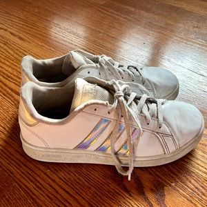 Girls/women’s white adidas sneakers